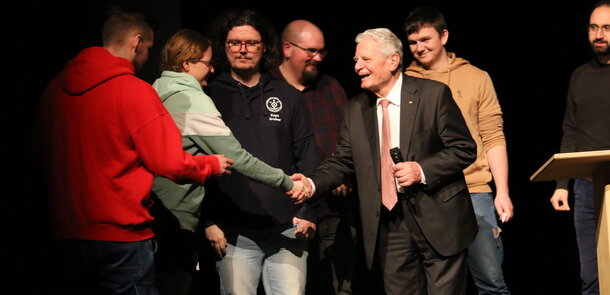 Bundespräsident a.D. Joachim Gauck im Austausch mit Auszubildenden der Bundeswehr im Stadttheater Wilhelmshaven