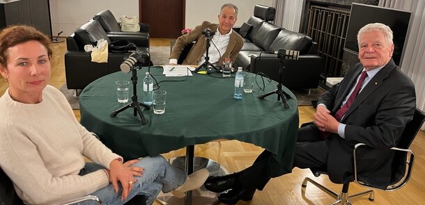 Bundespräsident a.D. Joachim Gauck im Gespräch mit Juli Zeh in dem Podcast "Debatte zu dritt" von Tim Guldimann